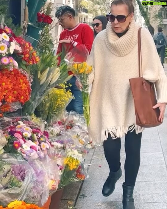 Mónica Gonzaga Instagram - Flores, ruana y cartera de @fierrogaucho. El regalo ideal para el día de la madre. 💐 Gracias @fierrogaucho los invito a que conozcan todos los productos hermosos que tienen, guarden este dato me lo van a agradecer! 🤍 #monicagonzaga #gonzagamonica #actoresargentinos #actricesargentinas #olmedoyporcel #olmedo #porcel