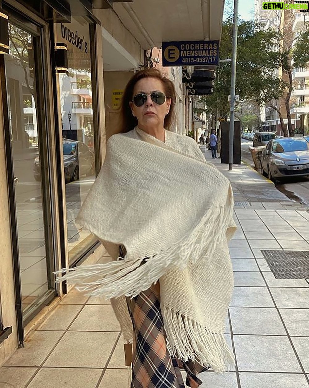 Mónica Gonzaga Instagram - Ruana de @fierrogaucho , anteojos negros y salimos elegantes sin make up. ✨ Gracias por vestirme @fierrogaucho las invito a ver todos los productos hermosos que tienen! #monicagonzaga #gonzagamonica #gonzaga #olmedoyporcel #olmedo #porcel #actoresargentinos #actricesargentinas