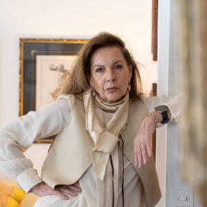 Mónica Gonzaga Instagram - Quiero compartirles la hermosa nota que hice para @lanacioncom, donde cuento cómo fue prepararme y caracterizarme para llevar a cabo el papel de Gladys en #Barrabrava para @primevideolat. Y ¡muchas cosas más! 

Les dejo esta hermosa sesión junto a mi compañera de lujo, Lolita 🐶! 

Y el link para que vean la nota completa en mis historias o acá: https://www.lanacion.com.ar/espectaculos/personajes/monica-gonzaga-la-transformacion-para-engordar-y-avejentarse-para-una-serie-el-antiguo-mote-de-sex-nid07082023/

Gracias @oldistore por vestirme!