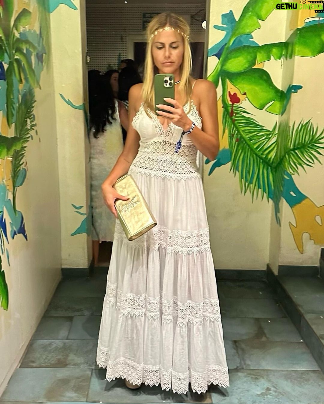 Mónica Hoyos - 1.5K Likes - De ayer….
Flower Power @pachaofficial
Que bonito sacar lo mejor de cada persona….
Es sano, sabio y productivo para la mente y el alma… que por sino lo recuerdas es lo más valioso que tenemos 🌼
Inténtalo siempre, pero también júntate con quien saque lo mejor de ti….
Amigo @danielhuguet porque siempre queramos ser mejores personas juntos🧡
Thanks @iamcarlosmartorell por la invitación…
Desliza para ver todooooooo, te gusto mi look??? 🙀