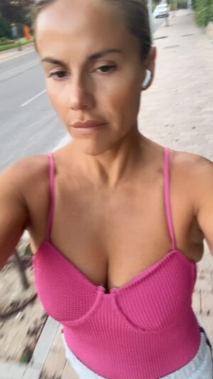 Mónica Hoyos Instagram - Go with the flow 😎