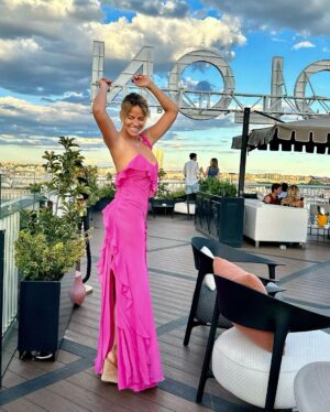 Mónica Hoyos Instagram - Ella baila sola 💕
👗@mango 
@clubfinanciero