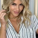 Mónica Hoyos Instagram – De cuando @peparomerooficial  me volvió rubia… tantos momentos… Ella creyó en mi y me dijo ven y yo sabia que me iba a cambiar, así que hasta San Martín De la Vega, siempre impuntual…😂 pero con ganas, hasta allí me voy, tráfico, lluvia e ilusión…menuda historia de amor … ♥️