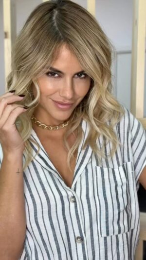 Mónica Hoyos Instagram - De cuando @peparomerooficial  me volvió rubia… tantos momentos… Ella creyó en mi y me dijo ven y yo sabia que me iba a cambiar, así que hasta San Martín De la Vega, siempre impuntual…😂 pero con ganas, hasta allí me voy, tráfico, lluvia e ilusión…menuda historia de amor … ♥️