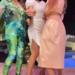 Mónica Hoyos Instagram – Reinasss 😂💚 
Y tú también 🧡
#reinas