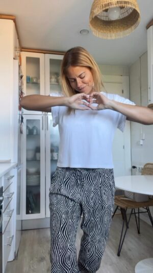 Mónica Hoyos Instagram - Quien echaba de menos mi cocina ??? 😂😂😂😂
Con buena vibra
Ponte Pivon para ti y que no decaiga 😍