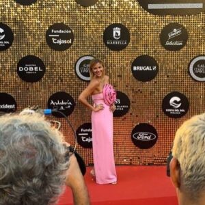 Mónica Hoyos Instagram - Mágica noche, que bonito poder ayudarte querida @sandrastarlite aportando mi granito de arena a esa labor maravillosa que haces para la @fundacionstarlite 💕 
El año que viene más y mejor ♥️
👗#barbiestyle