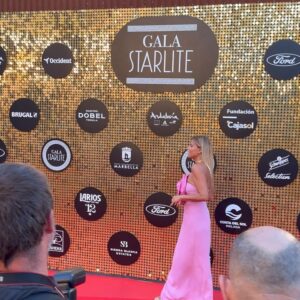 Mónica Hoyos Instagram - Mágica noche, que bonito poder ayudarte querida @sandrastarlite aportando mi granito de arena a esa labor maravillosa que haces para la @fundacionstarlite 💕 
El año que viene más y mejor ♥️
👗#barbiestyle