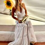 Mónica Hoyos Instagram - De ayer…. Flower Power @pachaofficial Que bonito sacar lo mejor de cada persona…. Es sano, sabio y productivo para la mente y el alma… que por sino lo recuerdas es lo más valioso que tenemos 🌼 Inténtalo siempre, pero también júntate con quien saque lo mejor de ti…. Amigo @danielhuguet porque siempre queramos ser mejores personas juntos🧡 Thanks @iamcarlosmartorell por la invitación… Desliza para ver todooooooo, te gusto mi look??? 🙀