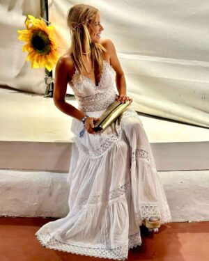 Mónica Hoyos Instagram - De ayer…. 
Flower Power @pachaofficial 
Que bonito sacar lo mejor de cada persona…. 
Es sano, sabio y productivo para la mente y el alma… que por sino lo recuerdas es lo más valioso que tenemos 🌼
Inténtalo siempre, pero también júntate con quien saque lo mejor de ti….
Amigo @danielhuguet  porque siempre queramos ser mejores personas juntos🧡
Thanks @iamcarlosmartorell  por la invitación… 
Desliza para ver todooooooo, te gusto mi look??? 🙀