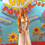 Mónica Hoyos Instagram - De ayer…. Flower Power @pachaofficial Que bonito sacar lo mejor de cada persona…. Es sano, sabio y productivo para la mente y el alma… que por sino lo recuerdas es lo más valioso que tenemos 🌼 Inténtalo siempre, pero también júntate con quien saque lo mejor de ti…. Amigo @danielhuguet porque siempre queramos ser mejores personas juntos🧡 Thanks @iamcarlosmartorell por la invitación… Desliza para ver todooooooo, te gusto mi look??? 🙀