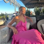Mónica Hoyos Instagram - Ella baila sola 💕 👗@mango @clubfinanciero