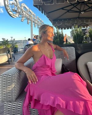 Mónica Hoyos Instagram - Ella baila sola 💕
👗@mango 
@clubfinanciero
