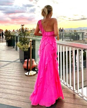 Mónica Hoyos Instagram - Ella baila sola 💕
👗@mango 
@clubfinanciero