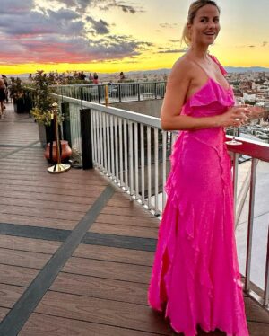 Mónica Hoyos Instagram - Ella baila sola 💕
👗@mango 
@clubfinanciero