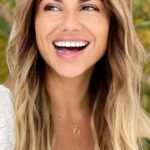 Mónica Hoyos Instagram – Solo te pertenecen los recuerdos, así que haz que te valgan la pena…
Para sanar no hace falta perdonar, hay cosas que son imperdonables porque pasan por encima de ti, pero si hace falta seguir….
Mírate como quieres que te miren los demás y que esa aprobación externa no sea constantemente necesaria, tenla en cuenta más bien, para no hacer daño a los demás….
No te gires con los chismes, no te gires para escuchar una envidia, eso solo le hace daño a quien lo piensa,mejor si quieres perder el tiempo, hazlo de otra forma…Haz que tu entorno sea un poquito mejor, así te quedes sol@, tu energía es lo único tuyo de verdad…
No solo en Navidad, ni en verano tienes que ser feliz, sino todo el año y eso no consiste en sonreír solo, bien lo sé yo…. sino en saber que para ti, que lo estás haciendo bien….
Somos inquilinos del mundo, lo tomamos prestado, intentemos aportar algo… muchas veces me dicen, es que a veces así como bailas tienes un alo de tristeza… y si asi es, podría ser porque a veces no me siento bien, muchas preguntas, muchos daños….
Pero lo que si hago es agradecer y por eso este año que viene me voy a tomar muy enserio mi felicidad, confío en mi proceso,
me caigo y me levanto contigo Dios…
Vamos a estar bien ❤️ Felices Fiestas ❤️