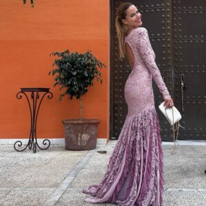 Mónica Hoyos Instagram - Que bonito ser testigo cuando triunfa el amor♥️
La verdad yo también quiero 😊
Emotiva boda de @asraf_beno 
@isapantojam 🤍 
Gracias @virginiavald por ponerme como una princesa para este día🤍
Love youuuu mi gente bonita ♥️ 
Desliza para ver todoooooo!