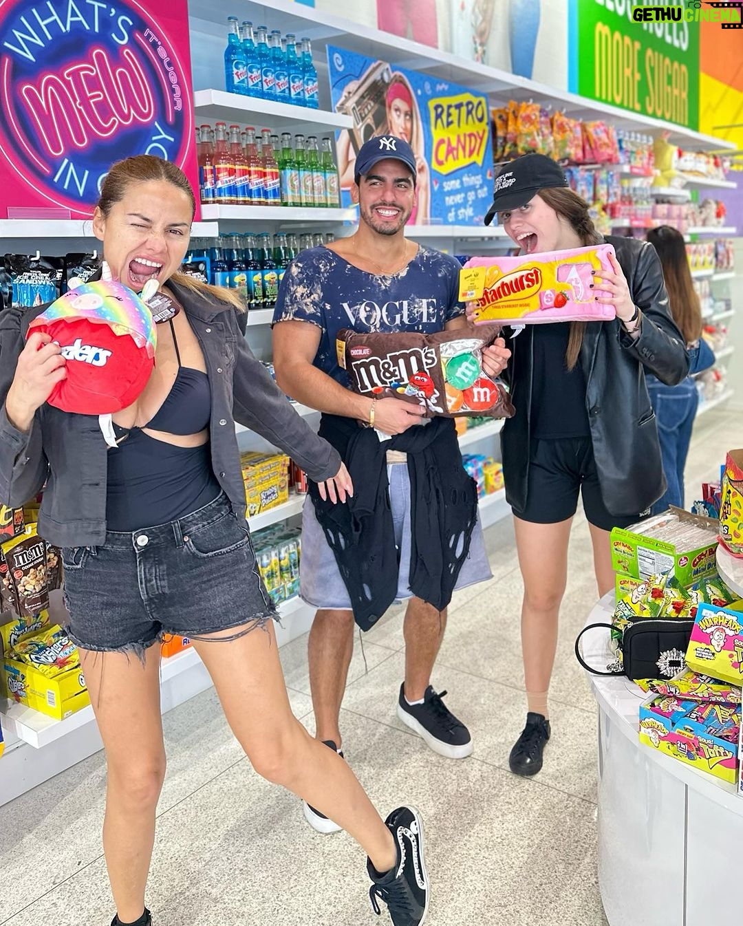 Mónica Hoyos Instagram - Las princesas tambien son valientes, inteligentes, luchan aunque se caigan… Y se levantan… y sueñan con más fuerza ⭐️ Te mando mucha buena energíaaaaaaaa Muchaaaaaaaaaaa mi gente bonita