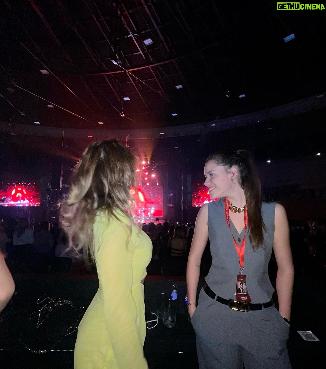 M贸nica Hoyos Instagram - @lunalozanoo my partner in crime for any concert馃帳馃槑馃拫 @starlitefestival #manuelturizo #sebastianyatra