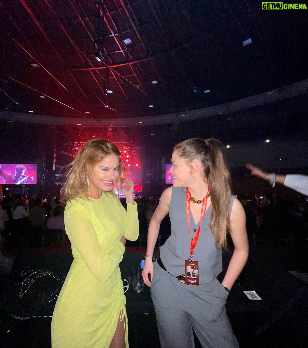 M贸nica Hoyos Instagram - @lunalozanoo my partner in crime for any concert馃帳馃槑馃拫 @starlitefestival #manuelturizo #sebastianyatra