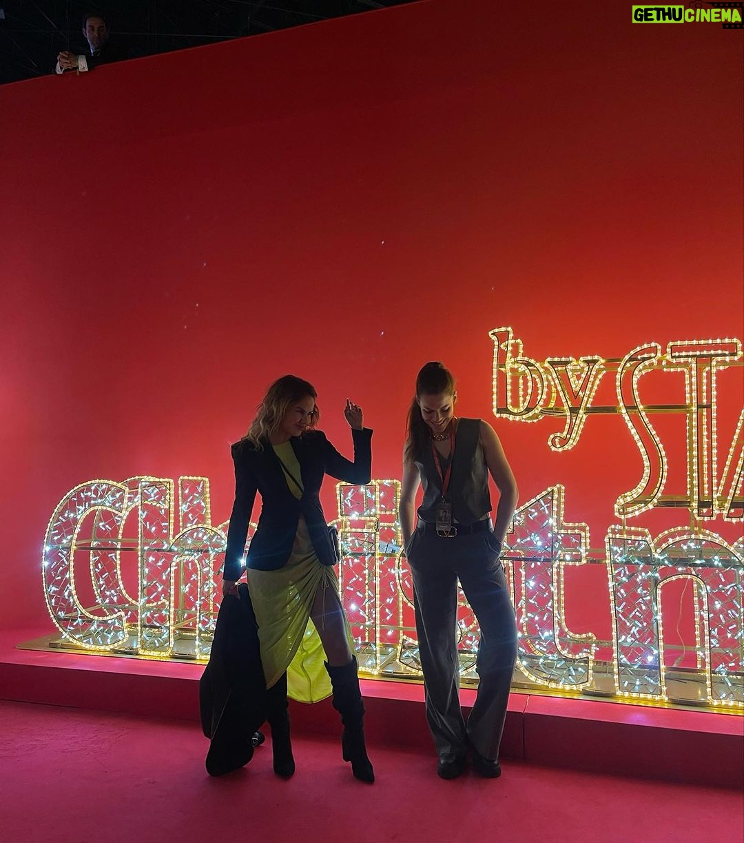 M贸nica Hoyos Instagram - @lunalozanoo my partner in crime for any concert馃帳馃槑馃拫 @starlitefestival #manuelturizo #sebastianyatra