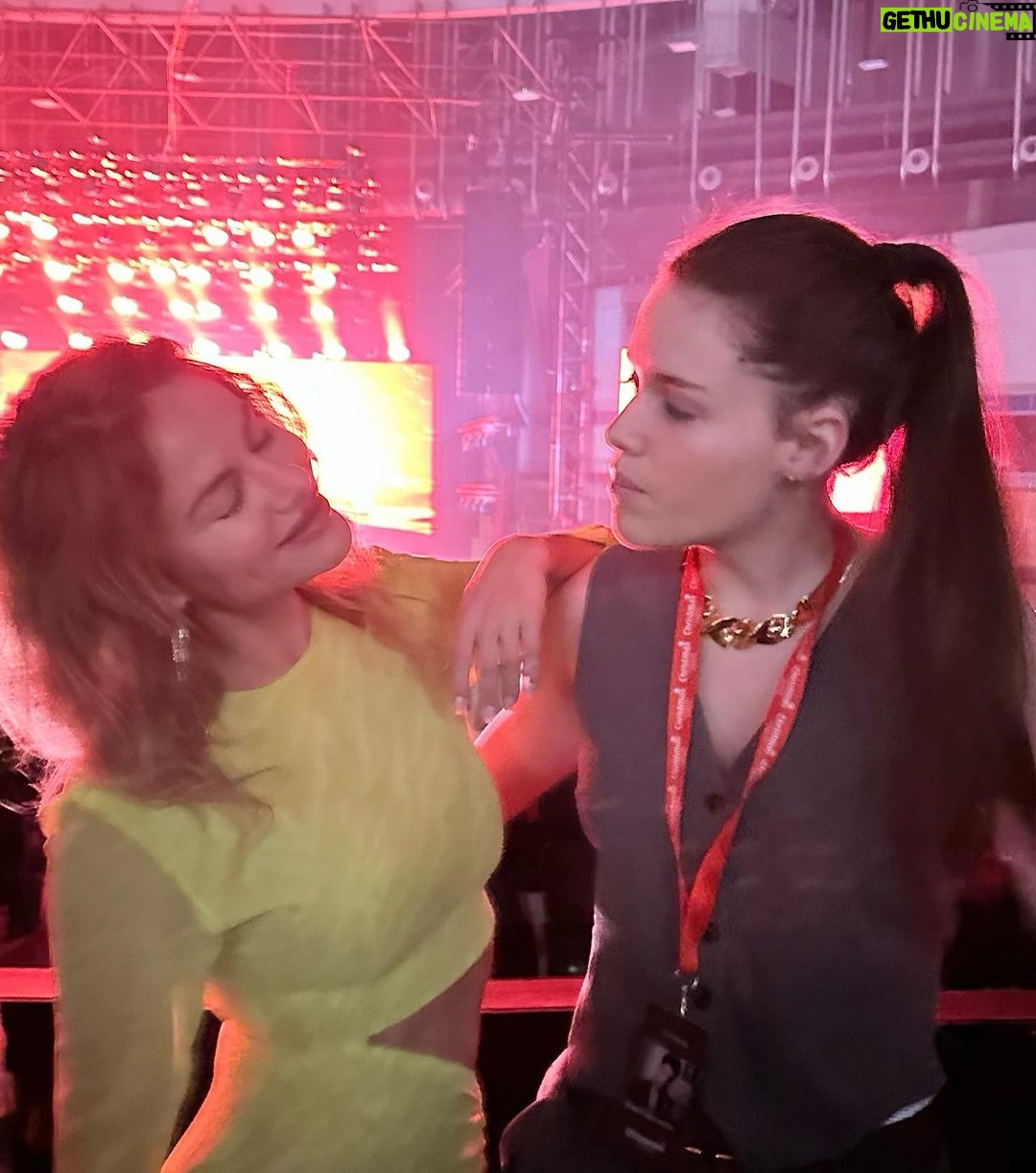 M贸nica Hoyos Instagram - @lunalozanoo my partner in crime for any concert馃帳馃槑馃拫 @starlitefestival #manuelturizo #sebastianyatra