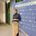 Mónica Hoyos Instagram – Salí de estos premios, 
siendo mejor persona o por lo menos intentándolo,que no es poco… si todos lo hiciéramos, seríamos sin duda una sociedad mucho mejor… de la mano de @fabiolamartinezb_  ayer en la sede principal de @caixabank  #madrid , se celebró la primera edición de los premios Dona2 de la @fundacionbertinosborne. 
Aquí os dejo un poquito de esta noche,
donde sólo os digo: que la felicidad hay que tomársela en serio!! 😘