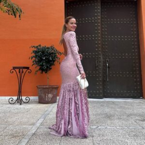 Mónica Hoyos Instagram - Que bonito ser testigo cuando triunfa el amor♥️
La verdad yo también quiero 😊
Emotiva boda de @asraf_beno 
@isapantojam 🤍 
Gracias @virginiavald por ponerme como una princesa para este día🤍
Love youuuu mi gente bonita ♥️ 
Desliza para ver todoooooo!