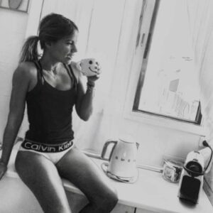 Mónica Hoyos Instagram - Buenos días 🤍🤍🤍 
Que la ilusión te acompañe hoy💪