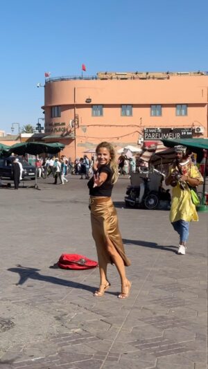 Mónica Hoyos Instagram - Cansado de no estar feliz….Prueba esto ya 💃