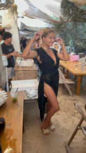 Mónica Hoyos Instagram - 😂😂😂 Creo que una de las cosas que hace el ambiente mágico es que todo el mundo tenga la misma energía, asi puedes bailar sin motivo, porque si y ya 🙀🥰 Larga vida a #formentera 🤍