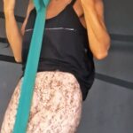 Mónica Jardim Instagram - Todas as semanas há treino de braços com a minha PT.... quero ver onde vou arranjar força para segurar no microfone @veronicatpires 😂💪🏽 #atévamosrebentarcomascosturasdastshirts