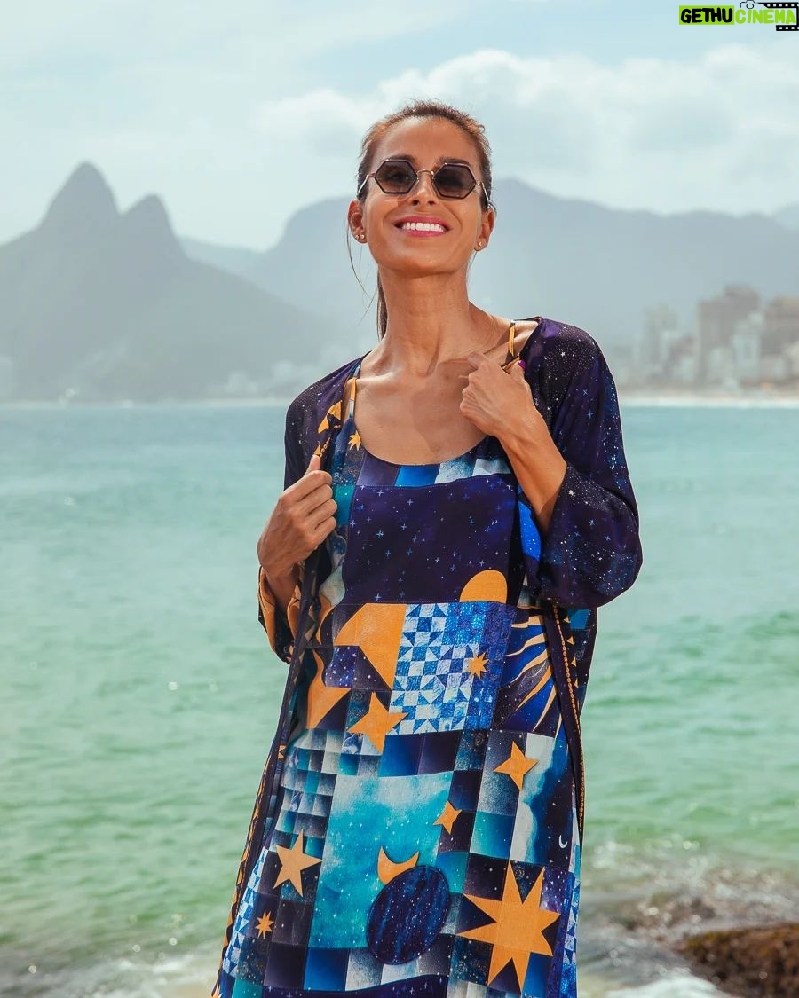 Mónica Jardim Instagram - Olá Dezembro! Recebo o meu mês com 30 graus e a boa energia carioca 😉🌴🇧🇷 📸 @renatacoutinhofotografia #riodejaneiro @lezalez @justforherlojaoeiras Rio de Janeiro, Rio de Janeiro
