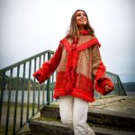 Mónica Jardim Instagram - Ontem usei no Somos Portugal esta lindíssima capa, feita de uma manta original, tecida em tear tradicional e propriedade do avô de uma habitante da aldeia de Travanca, em Trás-os-Montes. Inicialmente seria só durante um apontamento.... mas a sua côr e beleza fizeram com que ficasse com ela vestida até ao final do programa. Uma peça única, carregada de história e alma, tal como este programa que, todos os domingos, enaltece com muito orgulho as tradições do nosso país! 💚 P.S: assim já respondo à quantidade de mensagens recebidas a perguntar de que loja era 😜 Obrigada @jodiegues_ pelas fotos! 😊 @somosportugaltvi