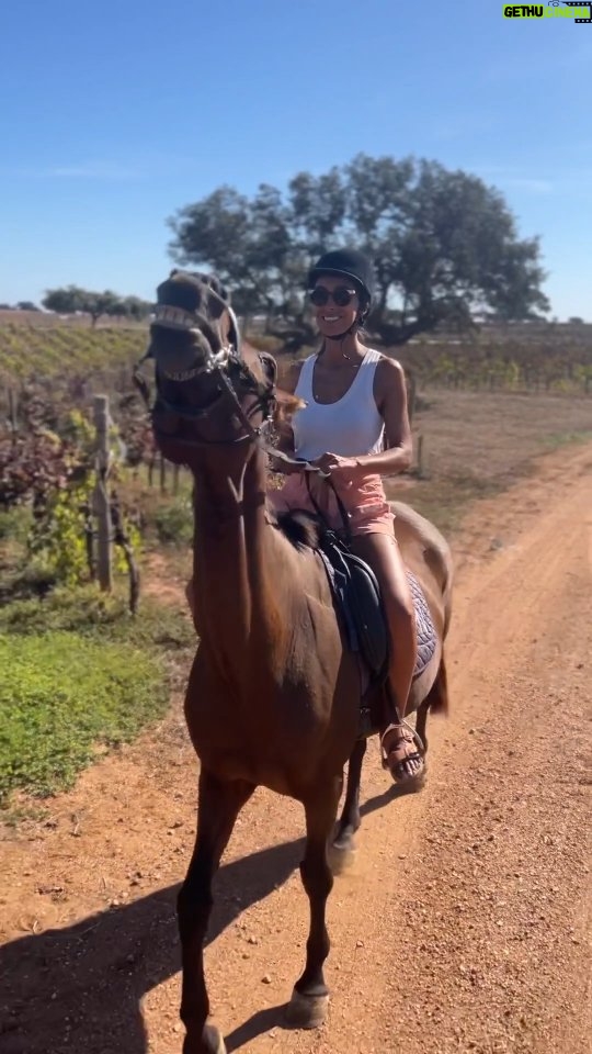 M贸nica Jardim Instagram - Duas morenas na calmaria alentejana 馃槉馃 @malhadinhanova Herdade Da Malhadinha Nova