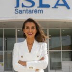 Mónica Jardim Instagram - Última chamada para todos aqueles que querem garantir um lugar no ensino superior! O @isla.santarem tem uma vasta oferta formativa composta por 6 Licenciaturas, 3 Mestrados, 26 Pós-graduações/MBA e 15 TeSP (Cursos Técnicos Superiores Profissionais). Há também Bolsas de Estudo, por isso, espreitem as redes sociais e o site do @isla.santarem e façam a vossa candidatura seja online ou de forma presencial.... e atenção que já existem poucas vagas! Bom ano lectivo e que o vosso futuro seja brilhante! 💙 #islasantarem #islacampus #ensinosuperiordeexcelência