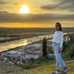 Mónica Jardim Instagram - Começar o ano nos lugares onde somos felizes 💛 Feliz 2024 para todos! 🥳 #alcacerdosal #santasusana #alentejo Alcácer do Sal