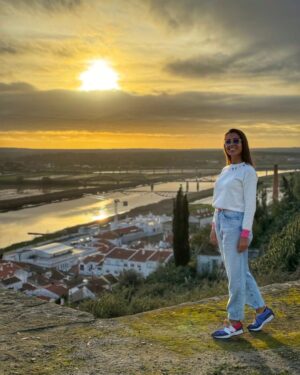Mónica Jardim Instagram - Começar o ano nos lugares onde somos felizes 💛
Feliz 2024 para todos! 🥳
#alcacerdosal #santasusana #alentejo