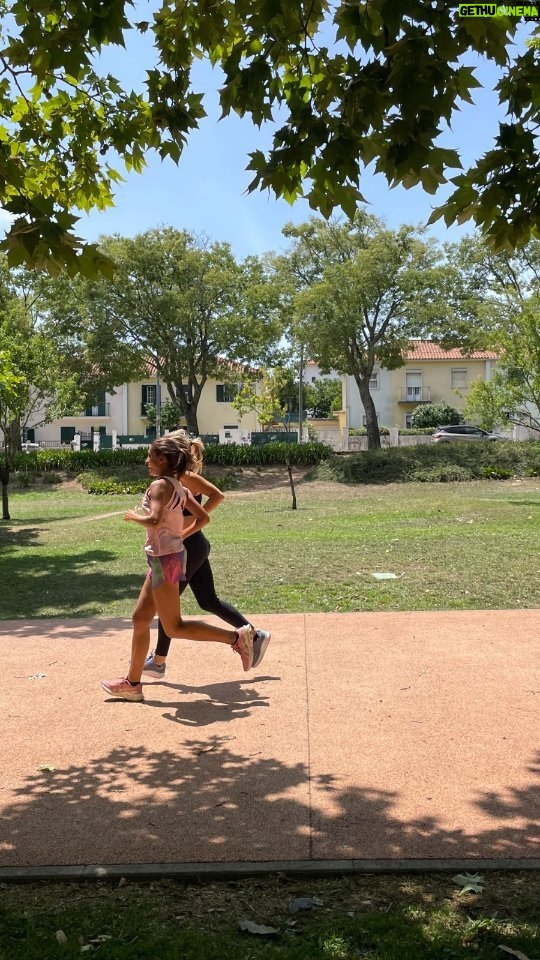 Mónica Jardim Instagram - Adivinhem quem desafiei para uma corrida? Nos próximos dias, irei revelar tudo! @aguadeluso #aguadeluso #naturalmenteequilibrada #pub