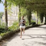 Mónica Jardim Instagram - A convite da @aguadeluso e das @termasdeluso fui passar dois dias à vila mais pura de Portugal, à vila de Luso. Esta pequena vila termal tem muito para oferecer, a começar pelo carismático Grande Hotel de Luso. O local ideal para uma estadia inesquecível, já que este hotel tem ligação direta às Termas de Luso e, por isso, é indispensável fazer uma experiência completa de relaxamento e bem-estar num conceito multissensorial. Eu fiz um circuito de Acqua Sensations durante 1h e foi incrível! Depois é impossível não nos aventurarmos na deslumbrante Serra do Bussaco, onde a água de Luso tem a sua origem. Já sabem da minha paixão pela natureza e pela corrida... e lá fui eu, nesta mata mágica, desbravar kms entre fetos, cedros e abetos na companhia do silêncio e da banda sonora dos pássaros. Outro ponto de visita obrigatória é a exposição "A Evolução das Embalagens da Água de Luso" no antigo Casino. É uma viagem no tempo pelos 170 anos de história da marca. Sabiam que a @aguadeluso começou por ser comercializada em garrafões de vidro forrados a vime? É super interessante conhecer bem de perto esta evolução. Ora aqui fica a dica de um roteiro ideal para quem procura uma vida naturalmente equilibrada! 💙 @aguadeluso @termasdeluso #termasdeLuso #aguadeluso #naturalmenteequilibrada #pub