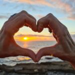 Mónica Jardim Instagram - As mãos dela a abraçar um dos últimos finais de tarde.... Este coração é para vocês! Não tenho palavras para agradecer todo o amor nas chamadas e mensagens que tenho recebido ao longo dos últimos dias.... (desculpem não conseguir responder a tod@s) OBRIGADA ❤️ Familia, amigos, colegas, equipa e todos os anónimos que se cruzam comigo e me abraçam de forma demorada.... alguns partilhando também a dor de terem perdido as mães.... mas TOD@S dando-me aquela força.... porque a vida segue... Mais uma vez, OBRIGADA ❤️