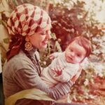 Mónica Jardim Instagram - Gracias mamá por tu mejor regalo, la VIDA! Um primo espanhol com alma de poeta escreveu sobre ela: "Te has ido sin ruído, suavemente... A unirte al penoso rosário de personas queridas. Cada dia será para nosotros, un trozo de tu ayer que nos recuerde tus ansias de vivir y tu alegría. Nos quedas tantas cosas! Tu pelo negro azabache; Tu piel morena, tersa, lisa; Tus ojos grandes, luminosos, de mirada expresiva; Tu elocuente voz; Tu risa blanca, amplia, contagiosa, cantarina; Tu clase infinita; Tu elegância; Tu armonía.... Que pena de otra flor que se marchita! Quisiera unirlo todo y revivirte toda en mi poesia!" Te quiero siempre ❤️