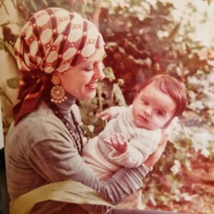 Mónica Jardim Instagram - Gracias mamá por tu mejor regalo, la VIDA!

Um primo espanhol com alma de poeta escreveu sobre ela:

"Te has ido sin ruído, suavemente...
A unirte al penoso rosário de personas queridas.
Cada dia será para nosotros,
un trozo de tu ayer que nos recuerde
tus ansias de vivir y tu alegría.
Nos quedas tantas cosas!
Tu pelo negro azabache;
Tu piel morena, tersa, lisa;
Tus ojos grandes, luminosos, de mirada expresiva;
Tu elocuente voz;
Tu risa blanca, amplia,
contagiosa, cantarina;
Tu clase infinita;
Tu elegância;
Tu armonía....
Que pena de otra flor que se marchita!
Quisiera unirlo todo y revivirte toda en mi poesia!"

Te quiero siempre ❤️
