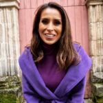 Mónica Jardim Instagram - Obrigada aos nossos queridos emigrantes por adoçarem o meu 2023 💜 Vou com o capuz deste lindo sobretudo da @nosecrets_portugal @sousaeaugusto carregado de chocolates 😜