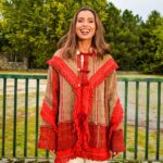 Mónica Jardim Instagram - Ontem usei no Somos Portugal esta lindíssima capa, feita de uma manta original, tecida em tear tradicional e propriedade do avô de uma habitante da aldeia de Travanca, em Trás-os-Montes. Inicialmente seria só durante um apontamento.... mas a sua côr e beleza fizeram com que ficasse com ela vestida até ao final do programa. Uma peça única, carregada de história e alma, tal como este programa que, todos os domingos, enaltece com muito orgulho as tradições do nosso país! 💚 P.S: assim já respondo à quantidade de mensagens recebidas a perguntar de que loja era 😜 Obrigada @jodiegues_ pelas fotos! 😊 @somosportugaltvi