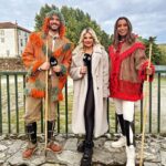 Mónica Jardim Instagram - Ontem usei no Somos Portugal esta lindíssima capa, feita de uma manta original, tecida em tear tradicional e propriedade do avô de uma habitante da aldeia de Travanca, em Trás-os-Montes. Inicialmente seria só durante um apontamento.... mas a sua côr e beleza fizeram com que ficasse com ela vestida até ao final do programa. Uma peça única, carregada de história e alma, tal como este programa que, todos os domingos, enaltece com muito orgulho as tradições do nosso país! 💚 P.S: assim já respondo à quantidade de mensagens recebidas a perguntar de que loja era 😜 Obrigada @jodiegues_ pelas fotos! 😊 @somosportugaltvi