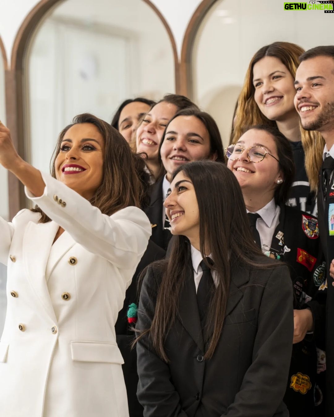Mónica Jardim Instagram - Última chamada para todos aqueles que querem garantir um lugar no ensino superior! O @isla.santarem tem uma vasta oferta formativa composta por 6 Licenciaturas, 3 Mestrados, 26 Pós-graduações/MBA e 15 TeSP (Cursos Técnicos Superiores Profissionais). Há também Bolsas de Estudo, por isso, espreitem as redes sociais e o site do @isla.santarem e façam a vossa candidatura seja online ou de forma presencial.... e atenção que já existem poucas vagas! Bom ano lectivo e que o vosso futuro seja brilhante! 💙 #islasantarem #islacampus #ensinosuperiordeexcelência