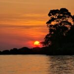 Mónica Jardim Instagram - Oferece-vos este pôr-do-sol fotografado há instantes e que pinta o céu em tons de rosa e laranja.... sem filtros! Até pareço uma pró mas o mérito é todo do novo Galaxy S24 Ultra! É com cada fotografia, que torna-se dificil escolher 😍🧡 #kohlipe #thailand #GalaxyS24 ultra Koh Lipe Thailand