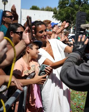 Mónica Jardim Instagram - Ontem celebrámos 12 anos de Somos Portugal! Muitos parabéns a tod@s os que fizeram parte deste dia tão especial e OBRIGADA ao público que nos acompanha sempre ao vivo ou em casa 🩷
Continuamos com este bonito compromisso de todos os domingos homenagearmos as nossas gentes, tradições, cultura popular, boa gastronomia e um país que é simplesmente MARAVILHOSO! 🇵🇹 

📸 @marcofonseca_photo
