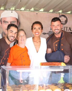 Mónica Jardim Instagram - Ontem celebrámos 12 anos de Somos Portugal! Muitos parabéns a tod@s os que fizeram parte deste dia tão especial e OBRIGADA ao público que nos acompanha sempre ao vivo ou em casa 🩷
Continuamos com este bonito compromisso de todos os domingos homenagearmos as nossas gentes, tradições, cultura popular, boa gastronomia e um país que é simplesmente MARAVILHOSO! 🇵🇹 

📸 @marcofonseca_photo